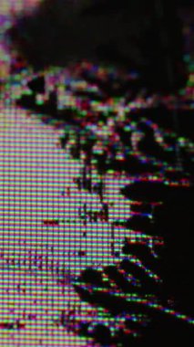Dikey video. Hasarlı matris. Gürültülü objeler. Çarpışan siyah çatırtı akış arızası. Kırık TV yüzeyinin odaksız piksel cam dokusunu üstüste koy.