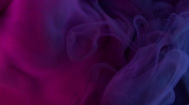 Dalga sisi. Boya bulutu. Suyun dokusundaki renk akımı neon spreyi soyut arkaplan. Bulanık sıvı sıçrama efektinde mor pembe boya dökülmüş..