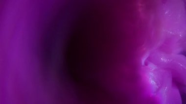 Sanat buharı. Odaklanamayan akış. Yumuşak parlayan mor sıvı yüzey bulutu soyut su arkaplanı. Neon rengi pırıl pırıl sis akışı.