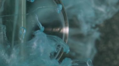 Dikey video. Parlatıcı boya. Küre arkaplanı. Soyut sanatta odaksız mavi renk şeffaf yuvarlak geometrik şekil su akışı dalgası.