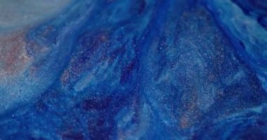 Mürekkep akışı. Yüzen su sıçraması. Odaklanmamış mavi turuncu serpinti parlak su dokusu soyut yaratıcı sanat arka planına yayılıyor..