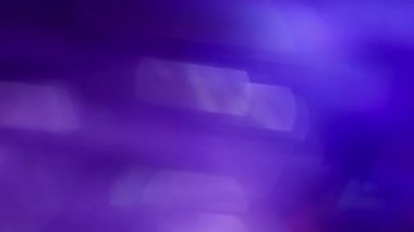 İşaret fişeği. Bulanık ışık. Çok renkli mor mercek kaleydoskop, soyut modern arkaplan efektiyle hareket ediyor..