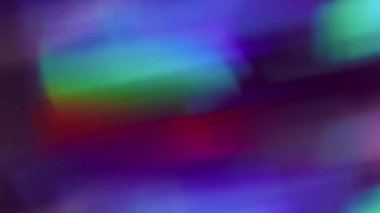 Bulanık ışık parlaması. Kristal işaret fişeği merceği. Çokrenkli kırmızı yeşil mor kaleydoskop. Soyut arkaplanı bokeh efektiyle hareket ettiriyor..