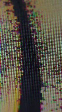 Dikey video. Ekran çatlağı. Gökkuşağı çarpıtması. Aydınlatılmış siyah kırık cam ekran ve bozuk piksel çizgisi. Başarısız gösteri grunge kipi.