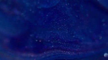 Parıldayan sanat. Parlak lekeler. Bulanık mavi, mor renkli mermer rengi, emaye desenli, suda bulunan boya sıvısı soyut bokeh arka planda yayılıyor..