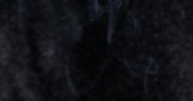 Duman arka planı. Mürekkep suyu. Odaklanmamış neon rengi duman buhar dokusu akrilik sis karışımı kara sanatın yaratıcı soyutlamasına yayılıyor..