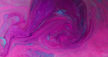 Sıvı karışımı. Akan mürekkep. Odaklanmamış mor mavi renk kimyasal partiküller soyut yaratıcı arka planda yüzen suyu dalgalandırır.