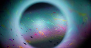 Benzin bulanık sıvısı. Mistik boya. Renkli emülsiyon mor mavi yağ karışımı küre. Gerçeküstü kozmik arkaplan siyah uzay çerçevesi.