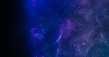 Mor mürekkep. Işıldayan arka plan. Odaklanamayan sarı neon rengi kıvrımlı duman sıvısı koyu siyah yaratıcı soyutlama üzerinde yüzüyor..