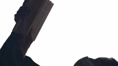 Dikey video. Karantina çalışması. Okuma hobisi. Parlak toz çift pozlama profil silueti yüz maskeli kadın açık kitap izole beyaz boşluk arkaplan.