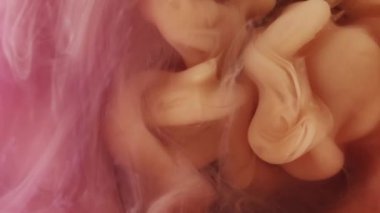 Buhar akışı. Fantezi sıvısı. Şeftali rengi turuncu bej renkli duman dalgası girdapları soyut arkaplan karışımı. Bulanık boya fırtınası suyu çözünüyor.