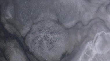 Dökül bakalım. Su altyapısı. Odaklanamayan mor renk, soyut sanatta yüzen mermer efektli ışıldayan parlak kimyasal sıvıyı sıçratır..