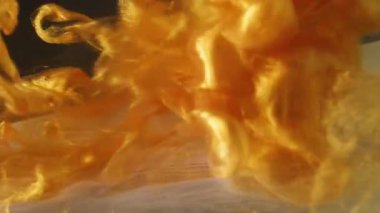 Dikey video. Piramit arka planı. Parlak boya. Özümsenmiş sarı beyaz desenli su soyut yaratıcı sanatla ıslanmış..