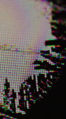 Dikey video. Kırık ekran. Grunge pikseli. Cam dijital yüzeyde arıza olan bir matris TV deformasyonu göster. Gökkuşağı sönmüş parlamasını üstüste koy.