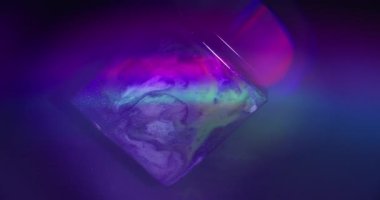 Küp mürekkep sıçraması. Neon dokusu. Soyut sanat arka planında parlayan mor mavi renkli renkli renkli gökkuşağı sıvısı.