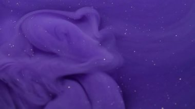Parıldayan sis. Akış parçacıkları. Mor bulanık renk parlak mürekkep sıvısı kimyasal sıvı madde buharı soyut akrilik arka planda yükseliyor..