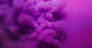 Bulut karışımı. Mürekkep sıvısı. Odaklanmamış pembe mor renkli duman dalgası soyut yaratıcı parlak leylak neon arka planda yayılıyor..