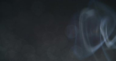 Arkaplanı boya. Duman akışı. Soyut koyu siyah soyutlama üzerinde uçan mavi neon rengi buhar suyu deseni yuvarlak pigment.