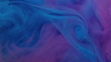 Duman parçacıkları. Boya karışımı. Odaklanmamış pembe mor renkli su maddesi kimyasal sis akrilik sıvı soyut arkaplanda hareket ediyor.