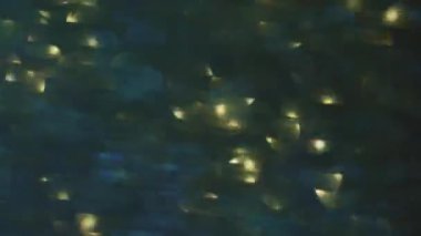 Kıvılcımlar. Bulanık altın parçacık. Modern Bokeh Işığı soyut arka planında yüzen çok renkli kaleydoskop parçacıkları.