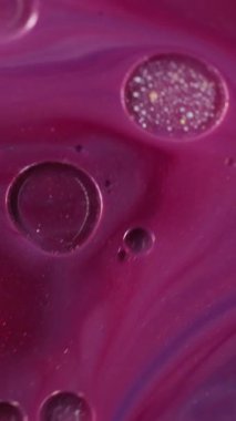 Dikey video. Mermer emülsiyonu. Boya akışı. Mat sıvı damla renk katmanı. Altın yağlı su parlıyor. Parıltı karışımı metamorfoz. Pigment genişleme dalgalı spiral.