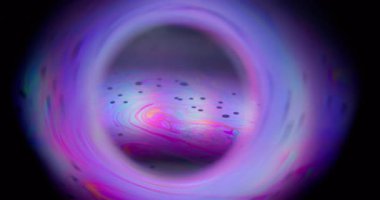 Sabun temizlenmiş baloncuk. Renkli boya gezegeni. Çerçeve arka planında yuvarlak mercek kaotik karışım akışı. Kara gece soyut mor mor kozmik küre.