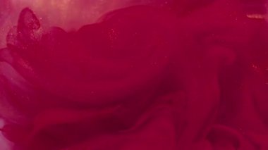 Duman mürekkebi. Buhar bulutu. Su akrilik ışıltılı parçacıklar soyut arkaplanda uçuşurken odaksız kırmızı renk sıçraması.