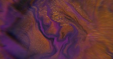 Sıvı dökülmesi. Su sanatı. Odaklanmamış mor neon rengi soyut açık arkaplanda yüzen parlak siyah lekelere sıçramış boya..