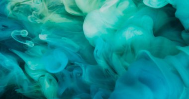 Buhar dokusu. Mürekkep suyu. Odaklanamayan mavi renkli girdap akışı sıvısı soyut yaratıcı duman sanatının arka planında yayılıyor..