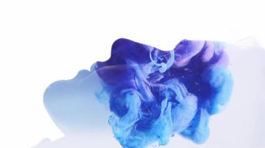 Dikey video. İyileştirici enerji. Zihin eğlencesi. Mavi mürekkep dumanı bulutu, çift pozlama profili, beyaz üzerine izole edilmiş barışçıl bir kadının silüeti..