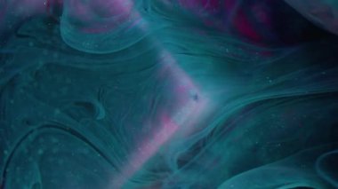 Dikey video. Sanat sıvısı. Boya sıçraması. Menekşe suyu damlayan turkuaz pembe neon küp. Soyut çıkarılmış mürekkep rengi ışıltılı arkaplan.