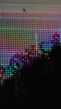 Dikey video. VHS sesi. Hasarlı televizyon. Analog statik objenin renk ekran ızgarası bozulmuş. Kırık cam yüzey görüntüsü, parlak siyah noktalı.