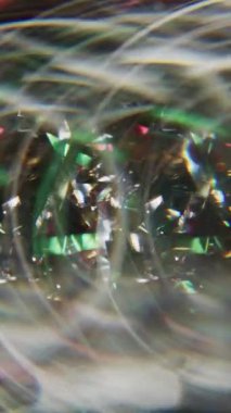 Dikey video. Bulanık soyut yansıma. İşaret fişeği. Çok renkli kırmızı parlak parçacıklar parlak mercek titreşimleri Bokeh hafif modern arkaplanı açıyor.