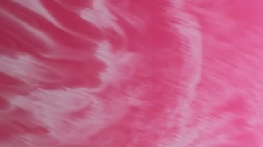 Karışık su sıçratma. Sıvı boya. Soyut sanat arkaplanına dökülen su dalgası emülsiyonunda odaksız kırmızı renkli beyaz mermer mürekkep.