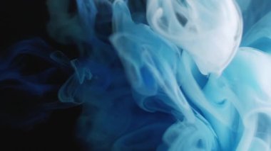 Sanat buharı. Haze boyası. Mavi gri duman hipnotik kıvrım akışı. Boya bulanık su pigment ipeği dokusunu çözer soyut siyah arkaplan.