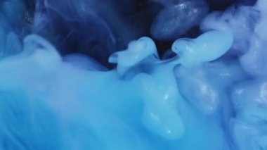 Boya sisi. Mürekkep yayıldı. Menekşe mavisi duman bulanık sıvısında parlayan akıntı patlar. Fantezi akrilik renk karışımı soyut parlak arkaplan.