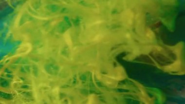 Dikey video. Renk sıçraması. Piramit arka planı. Odaklanmamış sarı bronz sıvı doku, soyut yaratıcı sanatta yüzen boya sisi..