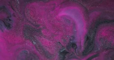 Renk karışımı. Arkaplanı boya. Odaklanmamış pembe gümüş damlacıklar yaratıcı soyutlama üzerine koyu siyah lekeler akıyordu..