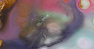 Mürekkep sıçraması. Damlama dokusu. Pembe yeşil lekeler soyut arkaplanda yayılıyor..