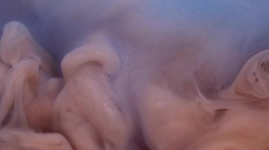 Köpüklü sıvı. Soyut mürekkep. Odaklanmamış mavi bronz rengi dumanı ruhani dokusu yaratıcı arkaplanda hareket eden kimyasal sıvıyı harmanlıyor.