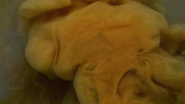 Dönen boya. Mürekkep suyu. Bulanık turuncu mor renk duman kimyasal madde soyut sanat arka planında yüzen sıvı dalga.