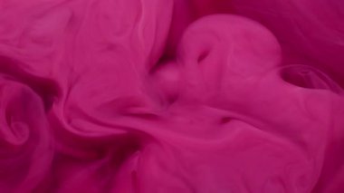 Sis mürekkebi. Akrilik pigment. Soyut sanat arka planında büyüyen pembemsi kırmızı renkli su kimyasal parçacıkları sis özü.