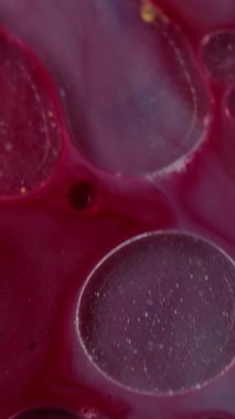 Dikey video. Boya sarmalı akışı. Sıvı sim. Renk kıvrımı. Dönüşümlü yağ damlası. Bileşen yoğunluk jölesini karıştırıyorum. Mermer efekt pembe makro merkezkaç.