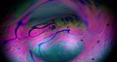 Bulanık gökkuşağı yağı. Boya karışımı. Çoklu renkli mercek dalgası benzinli neon pigmenti arka planı. Soyut benzin mor çerçeve sıvısı.