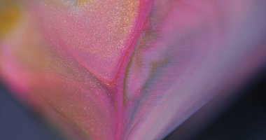 Köpüklü boya. Sıvı dökülmesi. Odaklanmamış mor pembe renkli sıçrama sıvı akış dokusu soyut bokeh arkaplan üzerine damlıyor.