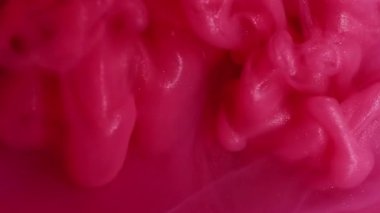 Parıldayan sıvı. Pigment akışı. Islak, soyut, bulanık arkaplanda pembe, parlak boya şişirme dalgası dökülmüş. Yumuşak sis rengi kıvrımlı su dumanı.