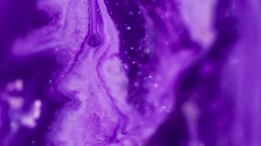 Bokeh mürekkebi. Mermer soyutlaması. Odaklanmamış mor beyaz renkli parlak parlak diş mineli boya suyun arka planında hareket ediyor..