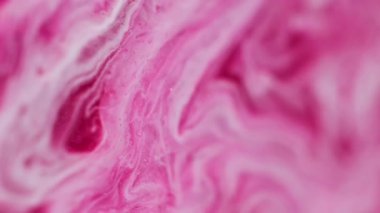 Sıvı pigmenti. Lekeli sanat. Odaklanmamış pembe beyaz renkli kimyasal su. Soyut arka plana dökülen sıvı dalgada parlayan boya..