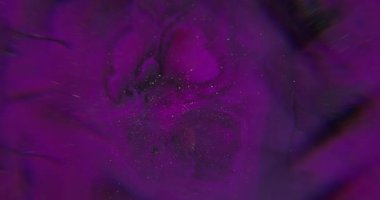 Pırıl pırıl. Sıçrama sıvısı. Odaklanmamış pembe neon rengi mürekkep. Soyut yaratıcı ışık arkaplanı üzerinde yüzen koyu siyah parçacıklar..