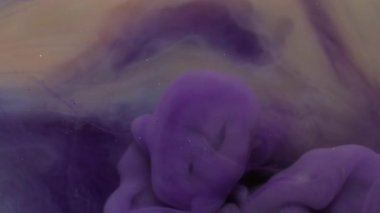 Parlak buhar. Sis girdabı. Odaklanmamış bronz, mor renkli, mürekkep rengi, parlak pigment parlatıcısı akrilik sanat soyutlaması üzerinde hareket ediyor..